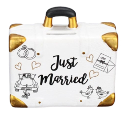 Pokladnička v podobě kufříku s nápisem Just Married