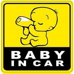 Nálepka na auto Baby in car - dítě pije z láhve - žlutá