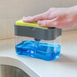Praktický dávkovač mycího prostředku s houbičkou
