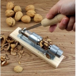 Nastavitelný ocelový louskáček na ořechy s dřevěnou základnou